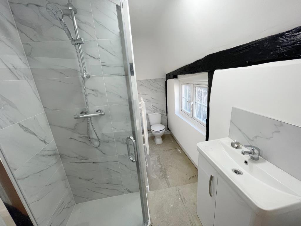 Lot: 161 - VACANT COMMERCIAL PREMISE WITH TWO FLATS ABOVE FOR COMPLETION - En-suite shower room in Flat B